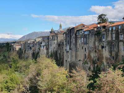 Siamo nelle antiche terre del Sannio, alle falde occidentali del monte Taburno, al confine con la provincia di Caserta